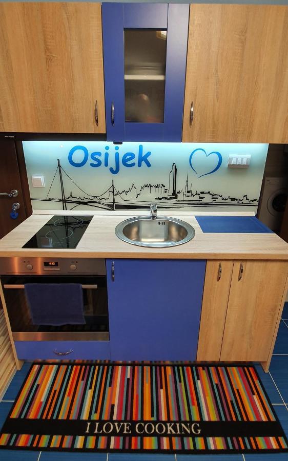 Design Apartments Red Blue Осиек Экстерьер фото