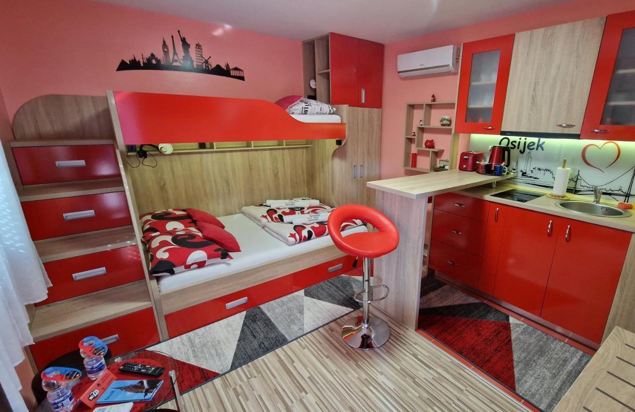 Design Apartments Red Blue Осиек Экстерьер фото