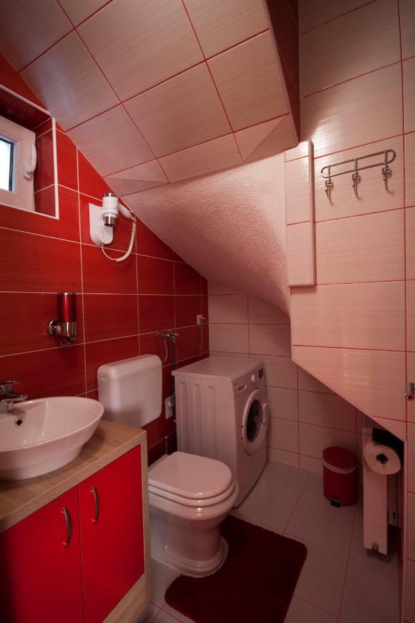 Design Apartments Red Blue Осиек Экстерьер фото