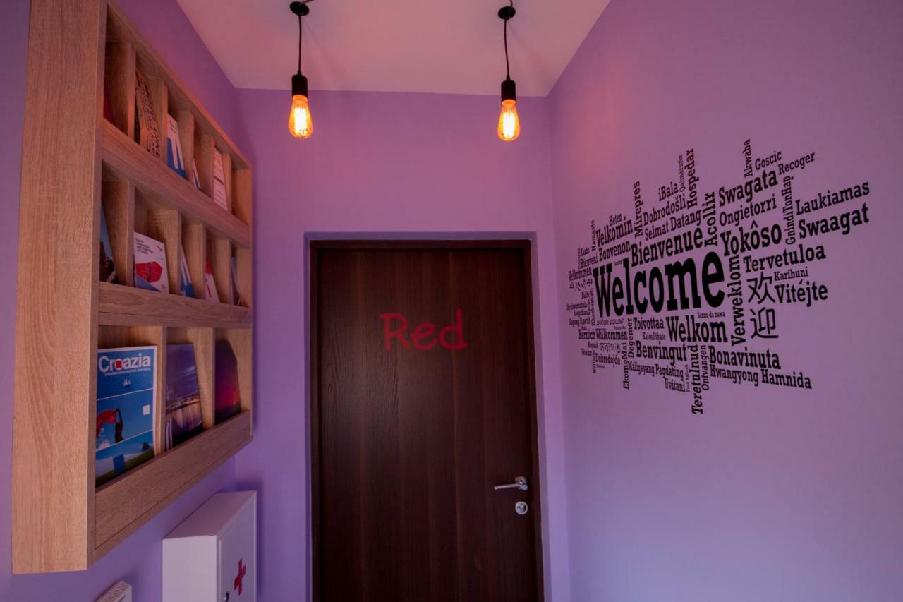 Design Apartments Red Blue Осиек Экстерьер фото
