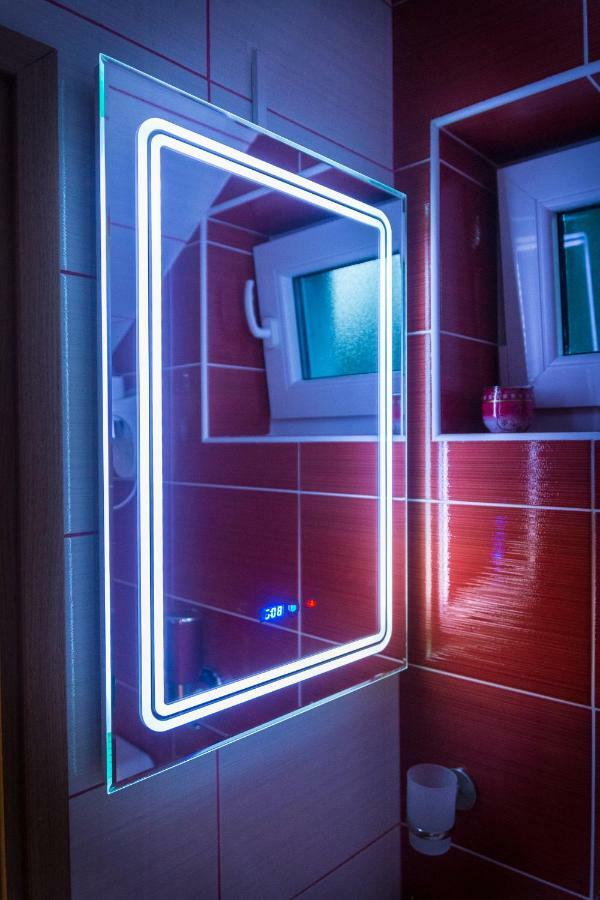 Design Apartments Red Blue Осиек Экстерьер фото