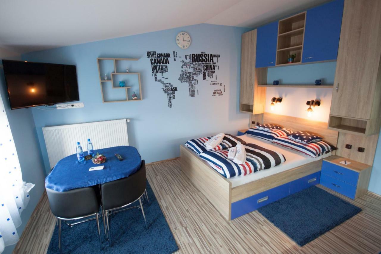 Design Apartments Red Blue Осиек Экстерьер фото