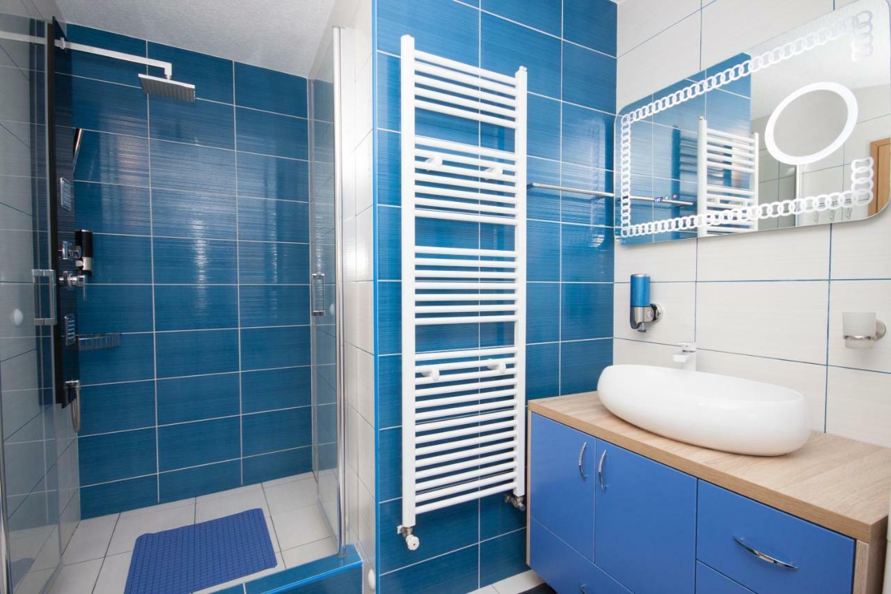 Design Apartments Red Blue Осиек Экстерьер фото